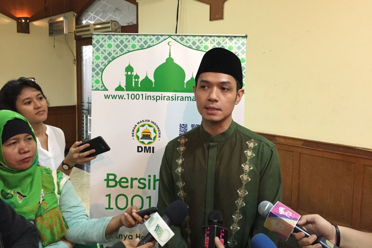 Dude Harlino ketika saat menghadiri kegiatan Bersih-bersih 1001 Masjid di Masjid Agung Sunda Kelapa, Menteng, Jakarta Pusat, Rabu (3/5/2017).