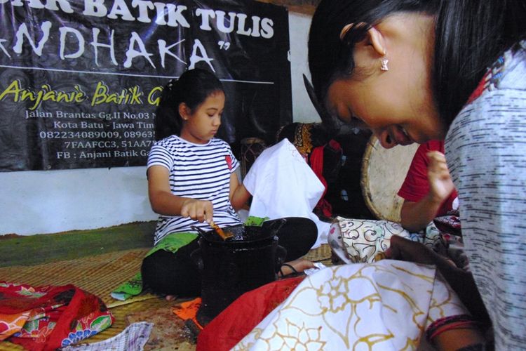 Sejumlah desainer cilik tengah mencanting di Sanggar Batik Tulis Andhaka, Batu, Jawa Timur, awal Desember 2017. 