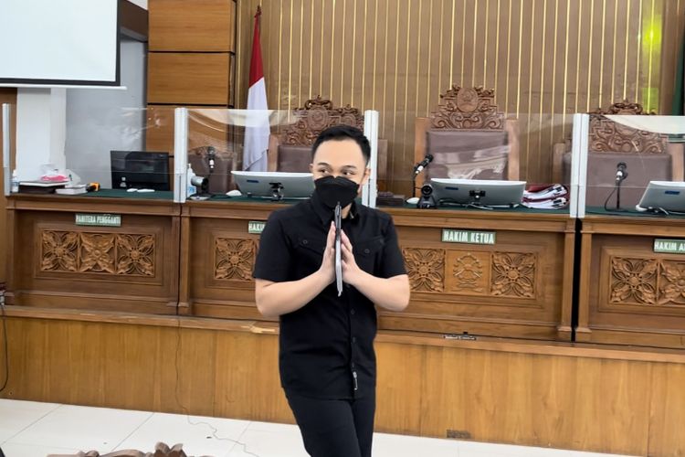 Ricky Rizal Wibowo atau Bripka RR dalam persidangan di Pengadilan Negeri (PN) Jakarta Selatan, Senin (9/1/2023). Ricky menjalani sidang kasus pembunuhan berencana terhadap Nofriansyah Yosua Hutabarat atau Brigadir J dengan agenda pemeriksaan terdakwa.