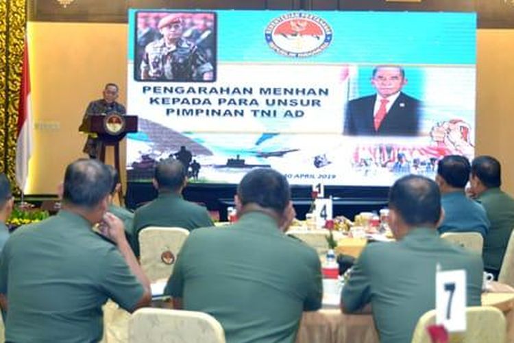 Menteri Pertahanan (Menhan) Ryamizard Ryacudu saat memberikan pengarahan dalam acara silaturahmi antar Pimpinan di Jajaran TNI Angkatan Darat di kantor Kementerian Pertahanan (Kemhan), di Jakarta, Selasa (30/4/2019). 