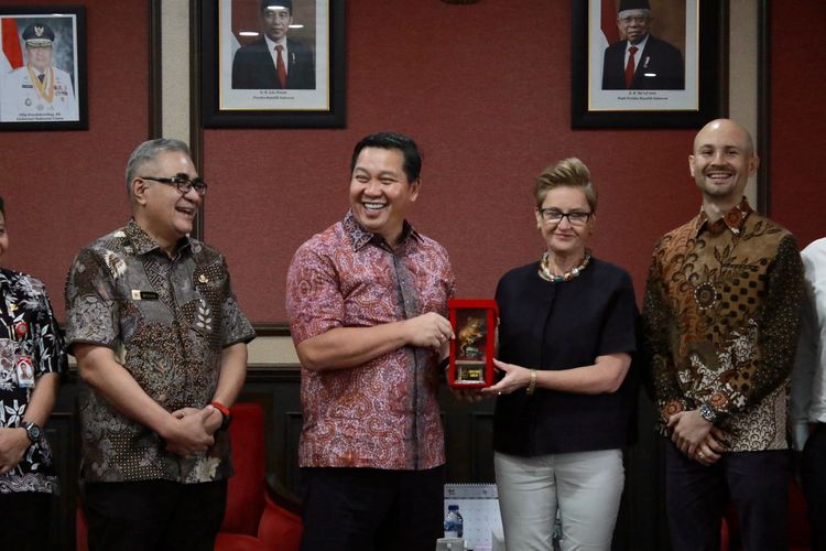 Wakil Gubernur (Wagub) Sulawesi Utara (Sulut) Steven O.E Kandouw menerima kedatangan Dubes Polandia untuk Indonesia, Beata Stoczynska, di Kantor Gubernur Provinsi Sulut, Kamis (14/09/2023).
