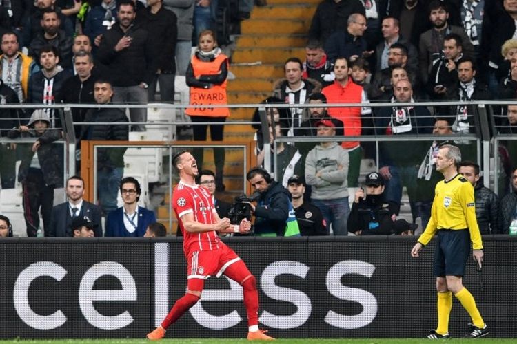 Penyerang Bayern Muenchen, Sandro Wagner, melakukan selebrasi seusai mencetak gol ke gawang Benfica pada pertandingan babak 16 besar Liga Champions di Stadion Vodafone, Rabu (14/3/2018). 