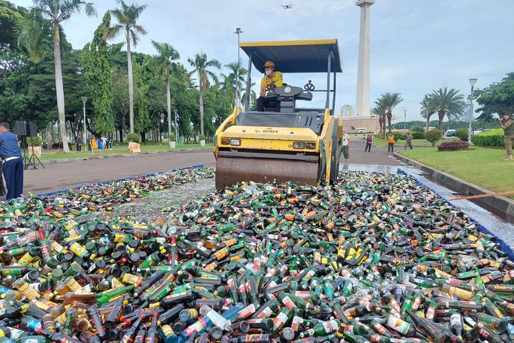 Proses pemusnahan 14.447 minuman beralkohol berbagai merk dan berbagai jenis, yang diedarkan di Ibu Kota tanpa izin alias ilegal, di Jalan Silang Monas Tenggara, Gambir, Jakarta Pusat, Jumat (18/11/2022) pagi.