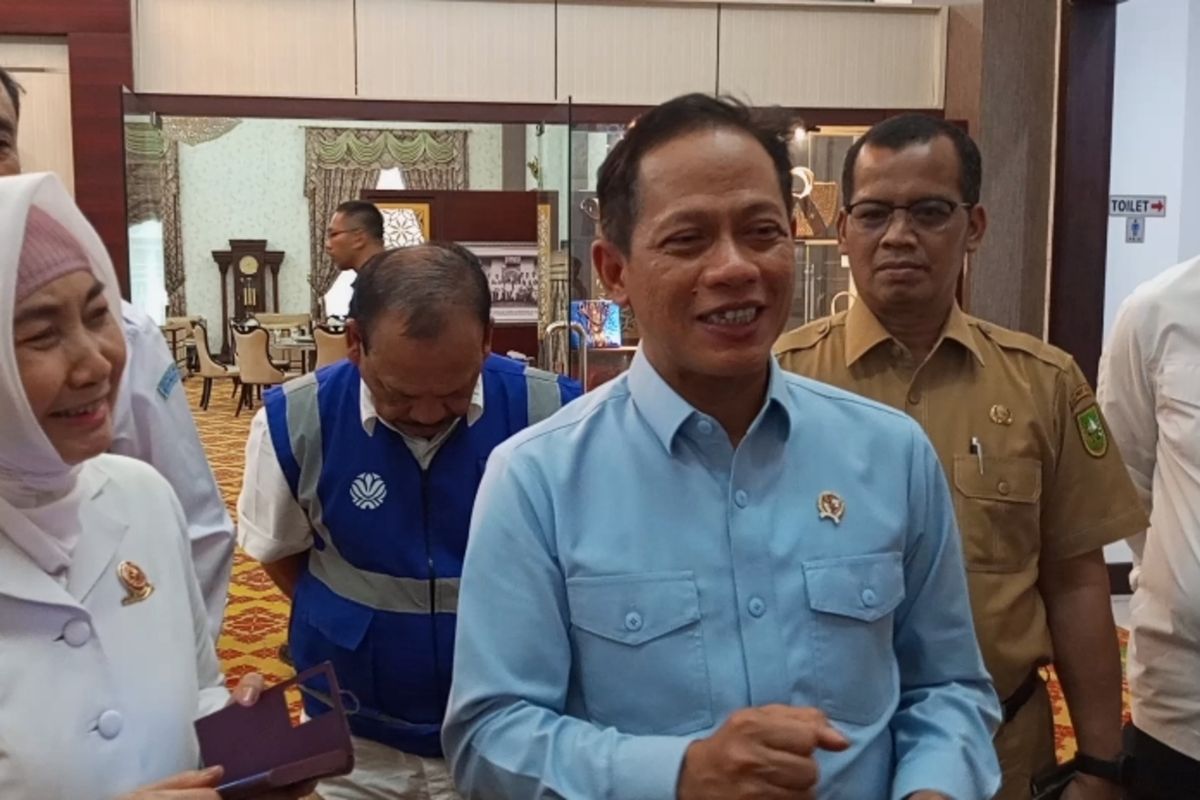 Menteri Lingkungan Hidup, Hanif Faisol Nurofiq saat diwawancarai Kompas.com terkait kabut asap, di VIP Lancang Kuning Bandara Pekanbaru, Selasa (22/7/2025).