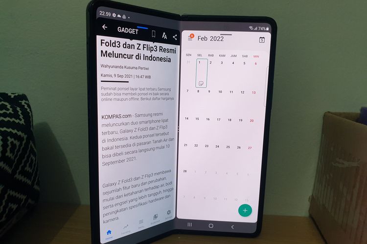 Tampilan fitur split view ketika layar Galaxy Z Fold3 sedikit ditekuk.