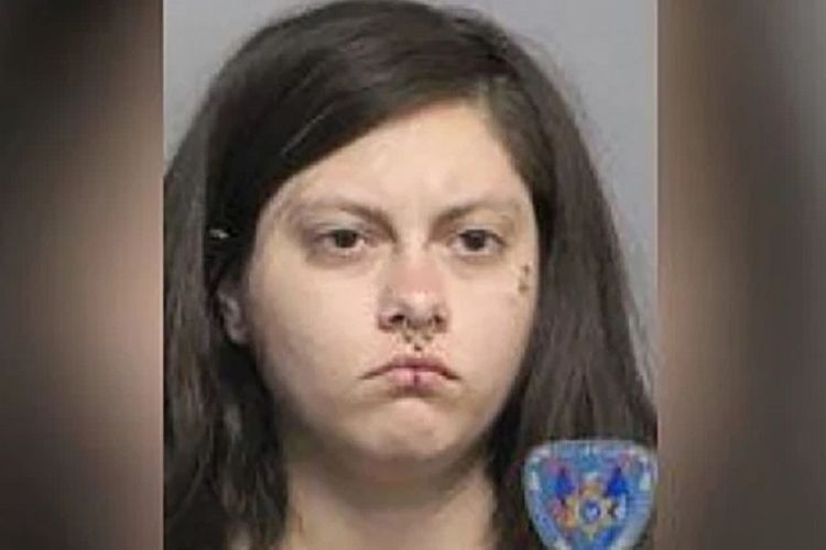 Mariel Vergara. Perempuan asal Colo ini ditangkap setelah memesan tiket pesawat dalam keadaan bugil di New Orleans, AS.