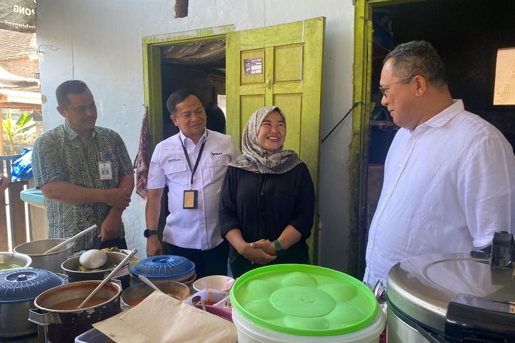 Camat Blimbingsari, Chorul, Direktur Utama PNM, Arief Mulyadi dan Staf KHusus Presiden Bidang Ekonomi RI, Arif Budimanta mengunjungi UMKM penyuplai makanan Rantang Kasih