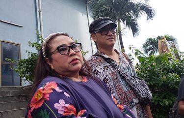 Komedian Nunung mengungkapkan tentang penyakit kanker payudara yang diidapnya saat ditemui di kawasan Tendean, Jakarta Selatan, Senin (6/2/2023). 
