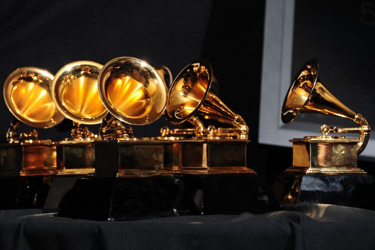 Enam trofi Grammy milik penyanyi Adele dipajang di belakang panggung Grammy Awards ke-54 yang diselenggarakan di Staples Center, Los Angeles, pada 12 Februari 2012.