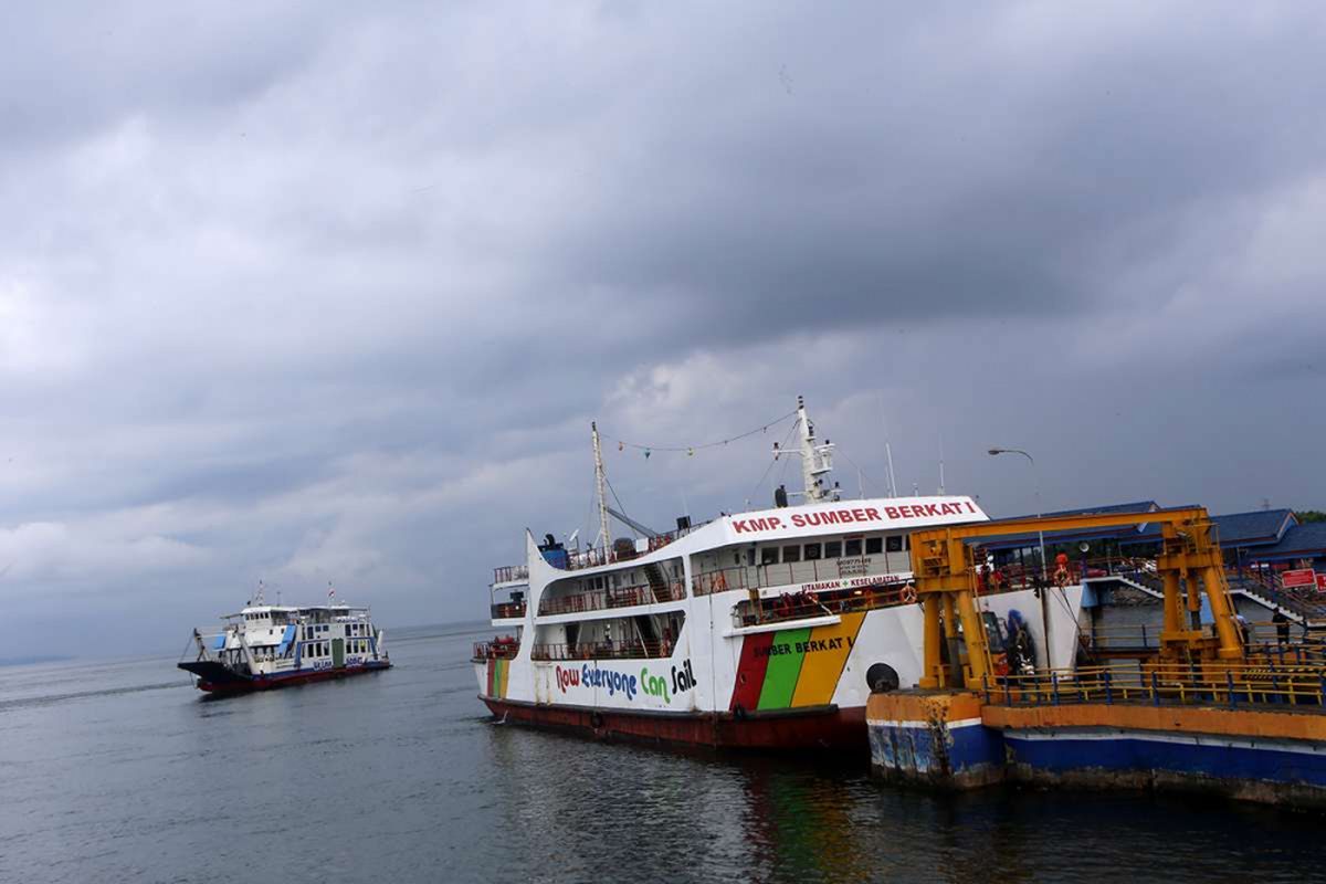 Awan tebal terlihat di perairan Selat Bali, Banyuwangi, Jawa Timur, Selasa (28/11/2017). Badan Meteoralogi dan Geofisika (BMKG) memprediksi siklon tropis Cempaka akan berdampak pada semburan abu vulkanis Gunung Agung yang mengarah hingga Wilayah Jawa Timur, tepatnya di Banyuwangi.