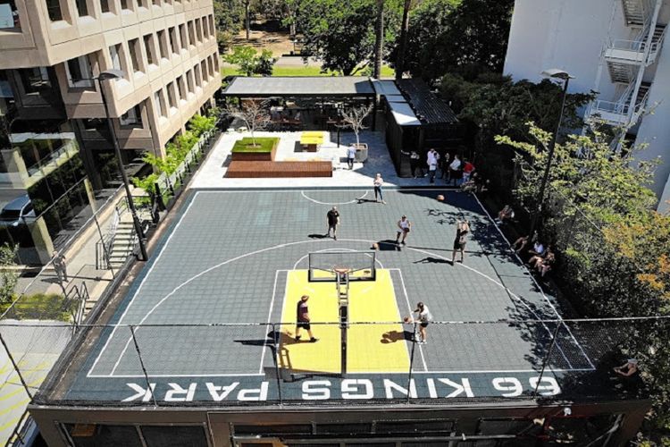 Donnie Taco bisa menjadi kafe pilihan saat pelesiran ke Kota Perth, Australia Barat. Kafe satu ini terasa unik lantaran berada persis di depan lapangan basket. 