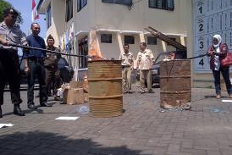 Pemusnahan Surat Suara Rusak Pilgub Jatim di depan kantor KPU Kabupaten Malang, Rabu (28/8/2013).
