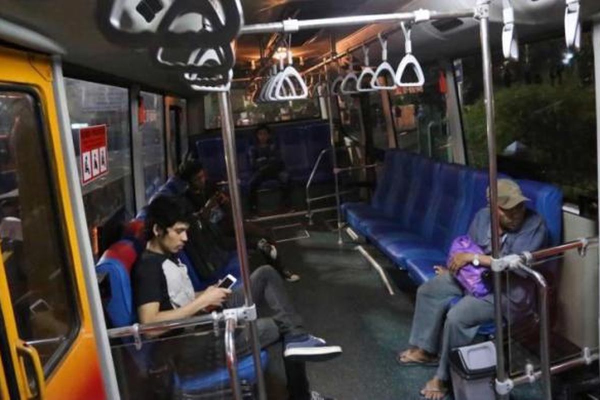 Suasana di dalam bus transjakarta yang melayani angkutan malam hari (amari) saat melintas di kawasan Blok M, Jakarta Selatan, Selasa (3/6/2014). Terkait rencana pengoperasian bus selama 24 jam, Unit Pengelola (UP) Transjakarta telah resmi mengoperasikan 18 armada transjakarta amari sejak 1 Juni.