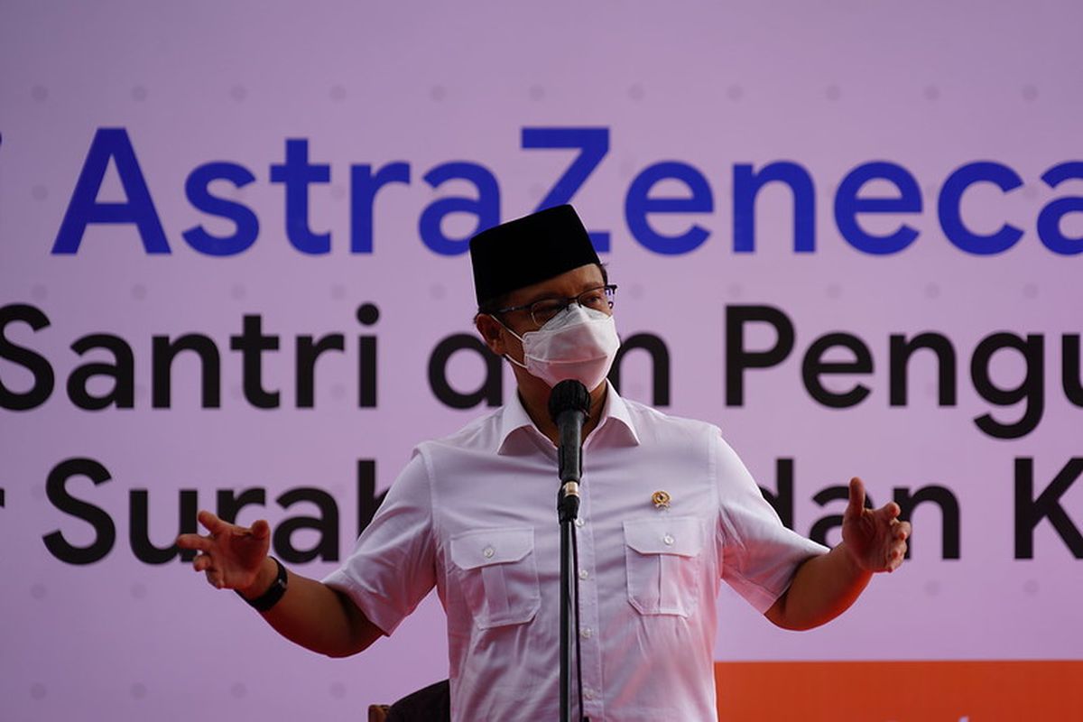 Menteri Kesehatan (Menkes) Budi Gunadi Sadikin hadir meninjau secara langsung dalam vaksinasi Covid-19 dengan menggunakan vaksin AstraZeneca untuk para pengurus serta santri di Pondok Pesantren Lirboyo, Kota Kediri, Jawa Timur, Selasa (23/3/2021).