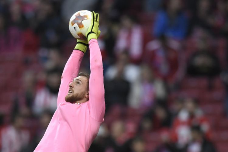 Kiper Atletico Madrid, Jan Oblak, melakukan pemanasan menjelang laga kedua semifinal Liga Europa melawan Arsenal, 3 Mei 2018 di Stadion Wanda Metropolitano, Madrid.