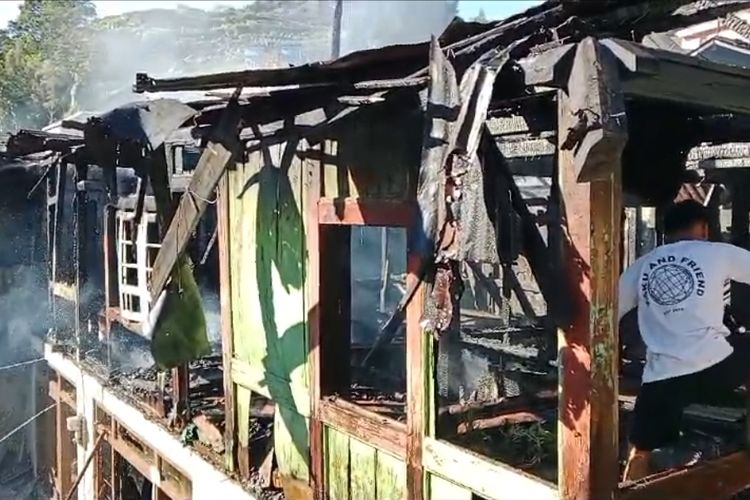 Dua rumah di Desa Jojogan, RT 02 RW 01, ludes dilalap api pada Kamis pagi (6/6) sekitar pukul 07.00 WIB.