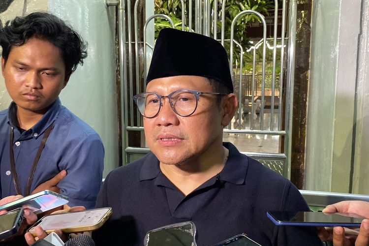 Cawapres nomor urut 1, Muhaimin Iskandar (Cak Imin) saat di Makam Sunan Ampel Surabaya, Sabtu (6/1/2024)