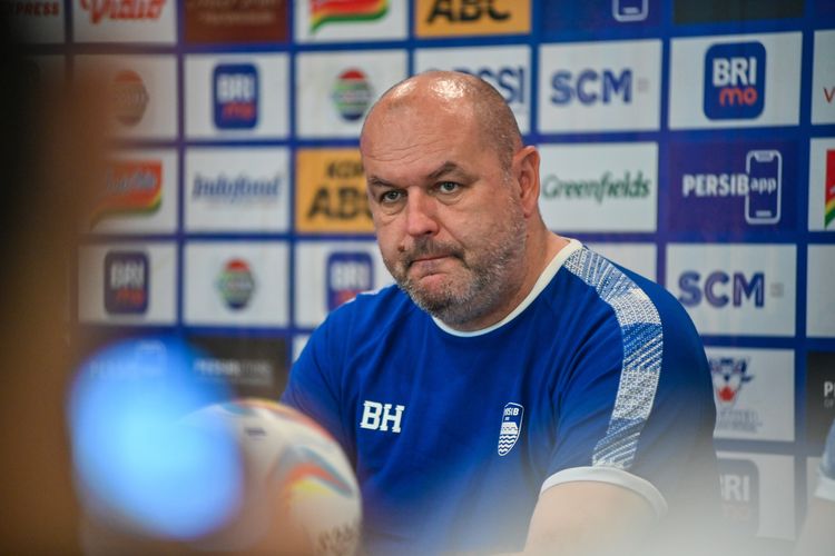 Bojan Hodak Persib dalam konferensi pers di Graha Persib, Sabtu (30/9/2023), jelang pertandingan pekan ke-14 Liga 1 2023-2024 antara Persib Bandung vs Persita Tangerang. Laga akan digelar di Gelora Bandung Lautan Api (GBLA) keesokan harinya. 