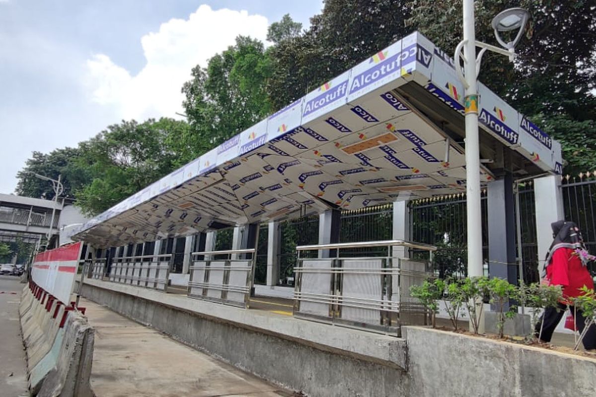 Halte Transjakarta yang tengah dibangun di Stasiun Palmerah, Jakarta Pusat, Rabu (19/5/2021).