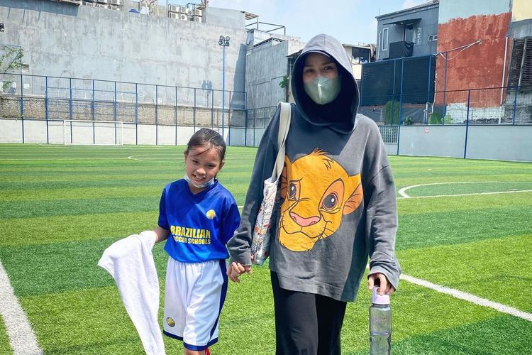 Putri kedua Zaskia Adya Mecca dan Hanung Bramantyo, Kala Madali Bramantyo, masuk akademi sepak bola.