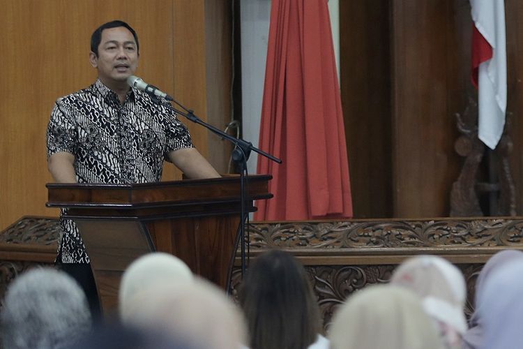 Wali Kota Semarang Hendrar Prihadi memberi arahan tentang Sosialisasi Penerapan Program Pencegahan Bullying dan Disiplin Positif Tingkat SMP se-Kota Semarang di Balaikota, Senin (7/10/2019). 