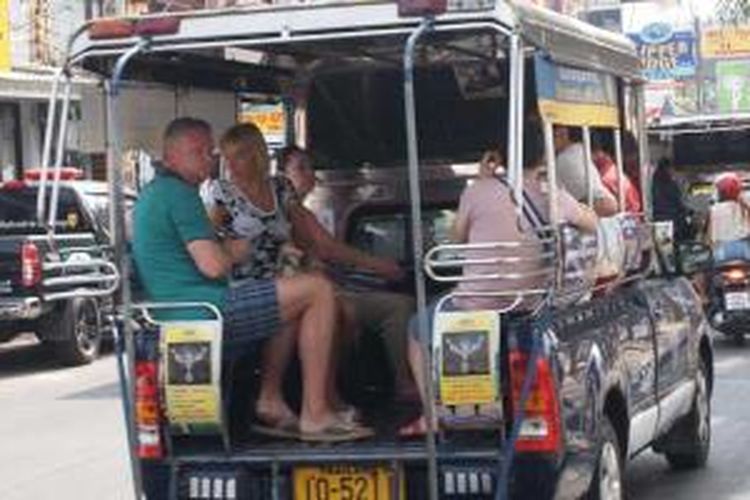 Angkutan umum yang menjadi favorit kalangan turis di Pattaya, Thailand.