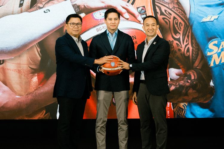 PT Bank Mandiri (Persero) Tbk kembali memperkuat komitmennya dalam mendukung perkembangan olahraga nasional, khususnya bola basket dengan menjadi mitra utama Indonesian Basketball League (IBL) 2025. 