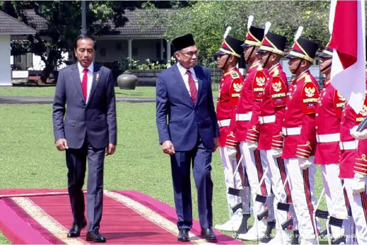 Malaysia's Prime Minister Anwar Ibrahim (right) inspects the guard of honor upon his arrival at the Bogor Presidential Palace in West Java, near the capital Jakarta on Monday, January 9, 2023. Anwar was accompanied by President Joko Widodo. 