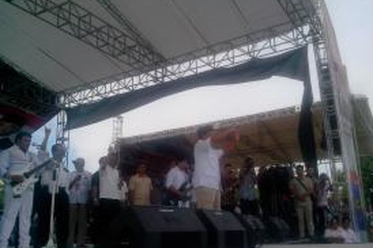 Calon presiden Prabowo Subianto berjoget diiringi musik dari Rhoma Irama saat berkampanye di Lampung Selatan, Kamis (11/6/2014).