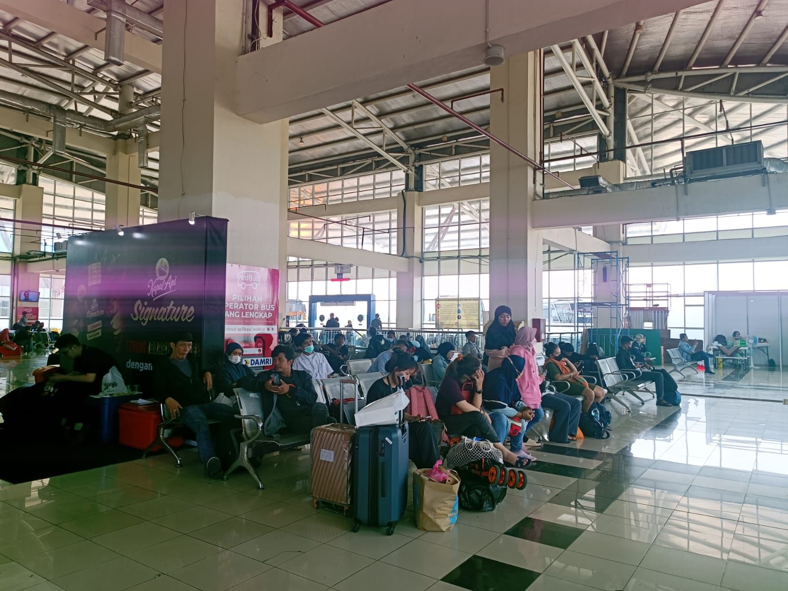 17.603 Orang Berangkat Mudik dari Terminal Pulo Gebang sejak H-8 Lebaran