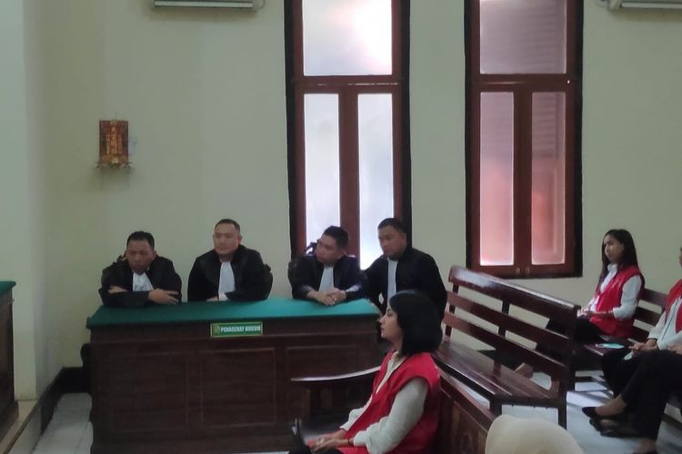 Artis VA dalam sidang lanjutan perkara kesusilaan di Pengadilan Negeri Surabaya, Senin (6/5/2019)