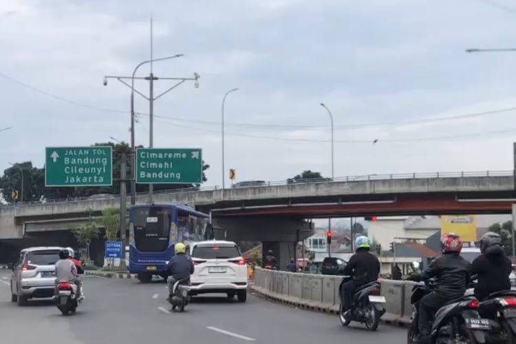 Sehari menjelang hari raya Idul Fitri arus kendaraan pemudik di jalur arteri Padalarang, Kabupaten Bandung Barat (KBB), Jawa Barat terpantau lengang, Selasa (9/4/2024) pagi.