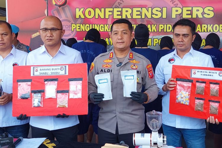 Polisi mengamankan pelaku peracik kopi ganja di kediamannya, Kota Bandung, Jawa Barat, Kamis (3/8/2023).