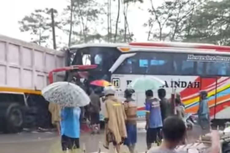 Tangkapan layar video kecelakaan bus dan truk adu banteng di Jalan Lingkar Bumiayu, Kabupaten Brebes, Rabu (16/2/2022).