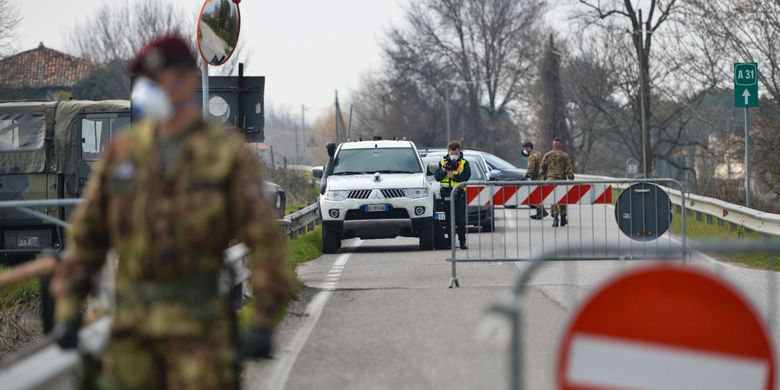 Pasukan keamanan melakukan penjagaan di Vo. Kota di kawasan utara Italia itu kini mengklaim tidak menemukan adanya infeksi baru virus corona.