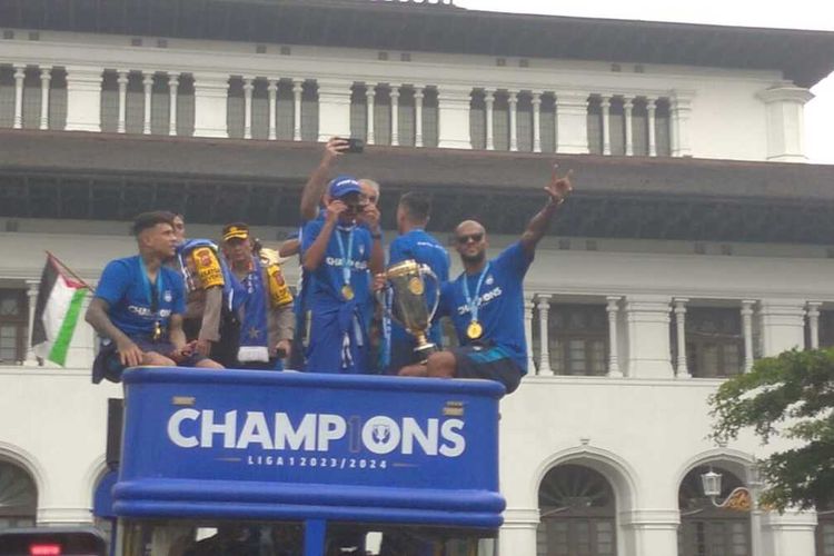 Para pemain Persib Bandung saat tiba di Gedung Sate, Kota Bandung, Jawa Barat langsung menyapa Bobotoh, Sabtu (1/6/2024).