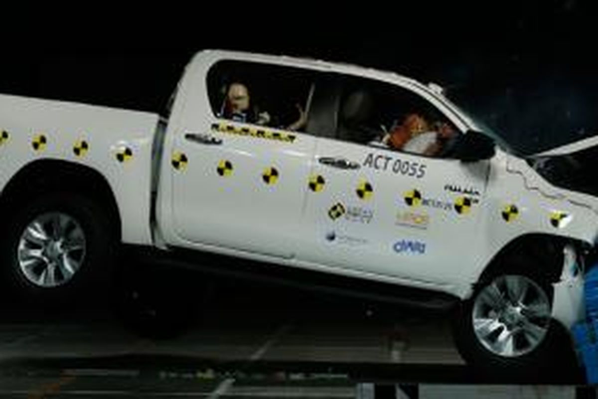 Toyota Hilux yang sedang diuji tabrak oleh ASEAN NCAP.