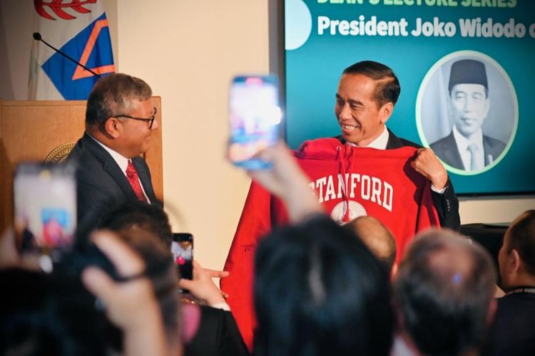 Presiden Joko Widodo menerima hoodie warna merah Stanford University usai memberikan kuliah umum di Stanford University, San Fransisco, Amerika Serikat, Rabu (15/11/2023) waktu setempat. 