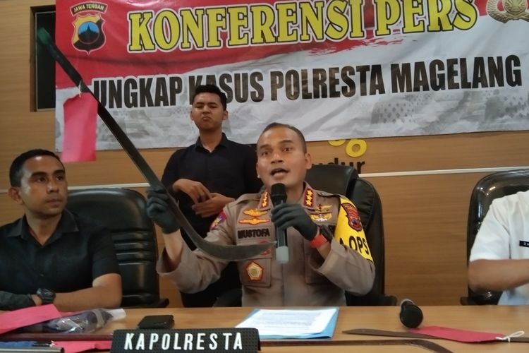 Kepala Polresta Magelang, Kombes Mustofa menunjukkan senjata tajam yang dibawa pelajar untuk tawuran saat konferensi pers, Rabu (28/2/2024).