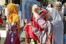 Warga Jakarta Saksikan Gerhana Pakai Foto Rontgen