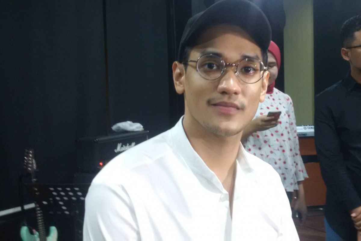 Afgan berpose di sela latihan di Erwin Gutawa Studio, Pangeran Antasari, Jakarta Selatan, Selasa (30/10/2018). Afgan akan menggelar konser satu dekade di Malaysia.