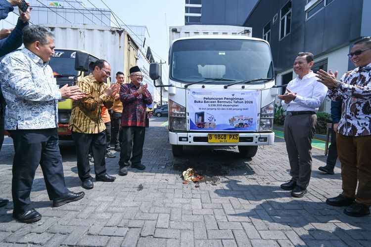 Pemerintah Serahkan 5,5 Juta Buku untuk Sekolah dengan Literasi Rendah