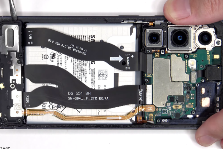 Tampilan internal Samsung Galaxy S26 dengan baterai dan kabel fleksibel yang menghubungkan berbagai komponen perangkat.