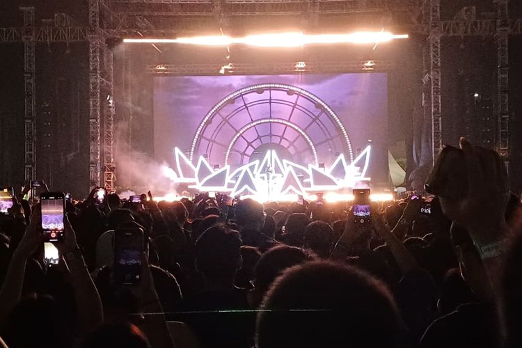 Alan Walker dan Putri Ariani berduet di Walker World Asia Tour Part 1 Jakarta di Phantom PIK 2 Ground Park, Sabtu (8/6/2024).