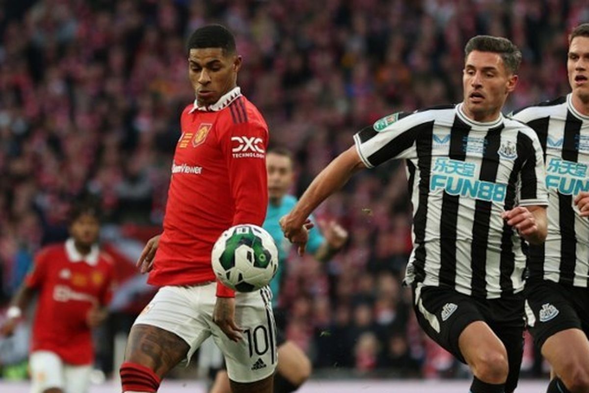 Penyerang Manchester United, Marcus Rashford (kiri), berebut bola dengan pemain Newcastle United, Fabian Schar, pada laga final Piala Liga Inggris atau Carabao Cup 2022-2023. Laga Man United vs Newcastle tersebut digelar di Stadion Wembley, London, pada Minggu (26/2/2023) malam WIB.