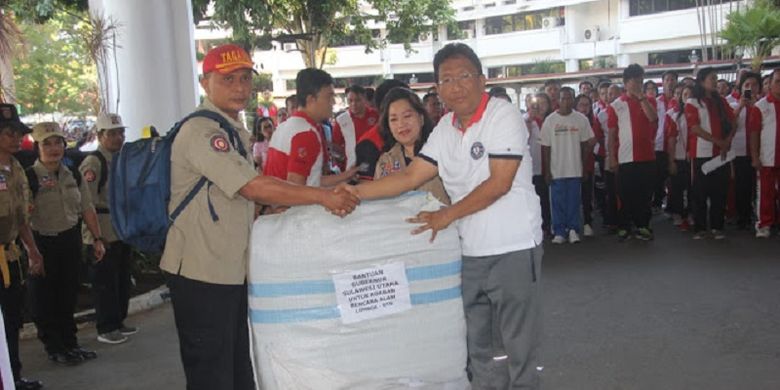 Sekretaris Provinsi  Sulawesi Utara Edwin Silangen melepas 10 orang Taruna Siaga Bencana Indonesia (Tagana) dan bantuan ke korban gempa bumi di Lombok, Nusa Tenggara Barat (NTB), Jumat(10/8/2018)