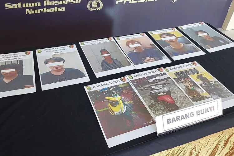 Potret 6 pelaku pembegalan yang kerap beraksi di Jakarta Barat. Potret pelaku ditampilkan saat konferensi pers di Mapolres Jakarta Barat, Kamis (18/8/2022).