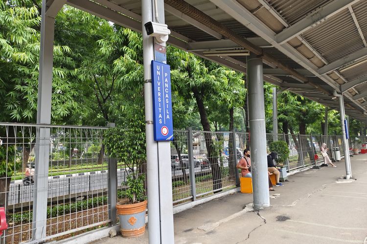 Stasiun Universitas Pancasila, stasiun KRL terdekat dari Danau Setu Babakan, Jagakarsa, Jakarta Selatan, Jumat (29/12/2023).