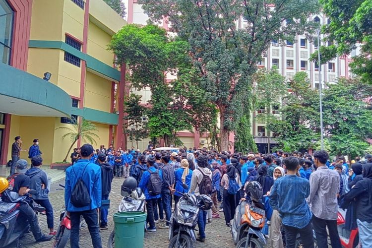 Massa Aksi Unjuk Rasa dari Fidikom UIN Syarif Hidayatullah Tangerang Selatan Senin (11/4/2022)