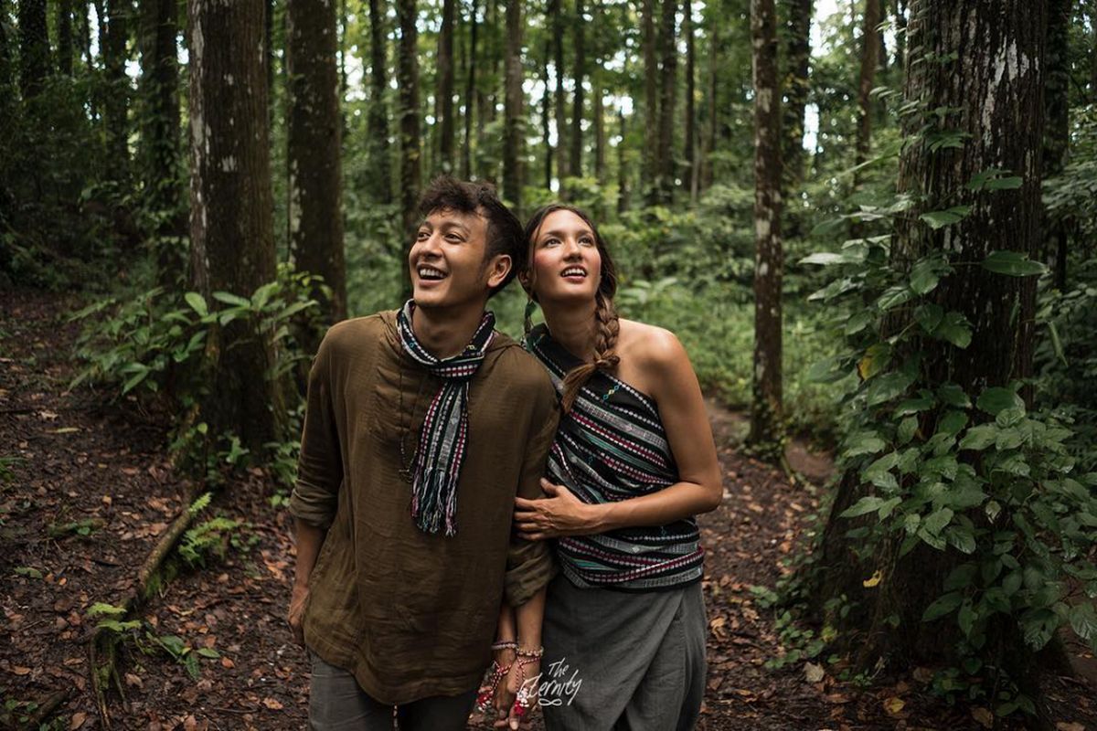 Pasangan Nadine Chandrawinata dan Dimas Anggara